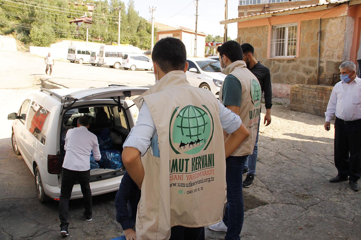 Bitlis Umut Kervanı yüzlerce aileye kurban etini ulaştırdı